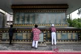 Perlajar mengamati nama nama  korban meninggal pada dinding bangunan Monumen Korban Tsunami, di Desa Peulanggahan, Kecamatan Kutaraja, Banda Aceh, Aceh, Kamis (19/12/2024). Pada dinding bangunan Monumen Tsunami itu tertulis sebanyak 453 nama warga yang meninggal di desa itu dari total korban meninggal di Aceh sekitar 170.000 orang akibat bencana tsunami pada 26 Desember 2004. ANTARA FOTO/Ampelsa.