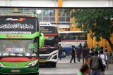 Sejumlah armada bus berjalan di Terminal Purabaya, Bungurasih, Sidoarjo, Jawa Timur, Sabtu (21/12/2024). Pengelola Terminal Purabaya mempersiapkan sekitar 2500 armada bus Antar Kota Dalam Provinsi (AKDP) dan Antar Kota Antar Provinsi (AKAP) untuk mengantisipasi lonjakan jumlah penumpang Natal dan Tahun Baru 2025. Antara Jatim/Umarul Faruq