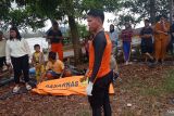 Tim SAR gabungan saat mengevakuasi korban kejadian kapal yang dihantam ombak di perairan Belinyu, Sabtu (21/12/2024). Korban atas nama Rizki ditemukan dalam keadaan meninggal dunia terdampar di tepi pantai Romodong. (ANTARA/ HO-Kansar Pangkalpinang)