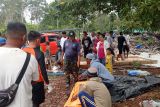 Tim SAR gabungan saat mengevakuasi korban kejadian kapal yang dihantam ombak di perairan Belinyu, Sabtu (21/12/2024). Korban atas nama Rizki ditemukan dalam keadaan meninggal dunia terdampar di tepi pantai Romodong. (ANTARA/ HO-Kansar Pangkalpinang)