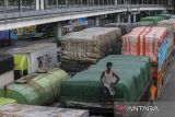 Calon penumpang berdiri di atas truk saat antre untuk memasuki kapal di Pelabuhan Merak, Kota Cilegon, Banten, Sabtu (21/12/2024). Berdasarkan data Posko Merak selama 24 jam terakhir pada 20 Desember atau H-5 Natal total penumpang yang menyeberang dari Jawa ke Sumatera mencapai 23.236 orang, sementara total seluruh kendaraan sebanyak 5.922 unit dengan total kapal beroperasi sebanyak 33 unit. ANTARA FOTO/Angga Budhiyanto/gp