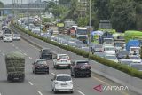 Sejumlah kendaraan antre memasuki Pintu Tol Cikupa, Kabupaten Tangerang, Banten, Sabtu (21/12/2024). Berdasarkan data PT Astra Infra Toll Road per Jumat (20/12) sebanyak 54.316 kendaraan telah melintasi ruas jalan Tol Tangerang - Merak, jumlah tersebut meningkat 10 persen dari hari sebelumnya sebanyak 49.160 kendaraan. ANTARA FOTO/Putra M. Akbar/gp