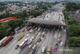 Foto udara kendaraan antre memasuki Pintu Tol Cikupa, Kabupaten Tangerang, Banten, Sabtu (21/12/2024). Berdasarkan data PT Astra Infra Toll Road per Jumat (20/12) sebanyak 54.316 kendaraan telah melintasi ruas jalan Tol Tangerang - Merak, jumlah tersebut meningkat 10 persen dari hari sebelumnya sebanyak 49.160 kendaraan. ANTARA FOTO/Putra M. Akbar/gp