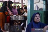 Petugas memeriksa data warga penerima bantuan sosial program keluarga harapan di Kantor Kecamatan Cikande, Kabupaten Serang, Banten, Sabtu (21/12/2024). Kementerian Sosial telah menyalurkan 97 persen program bantuan sosial dan ditargetkan penyaluran selesai 100 persen dalam sembilan hari ke depan. ANTARA FOTO/Putra M. Akbar/gp