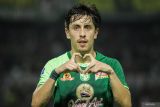 Pesepak bola Persebaya Surabaya Francisco Rivera berselebrasi usai mencetak gol ke gawang Borneo FC Samarinda pada pertandingan BRI Liga 1 di Stadion Gelora Bung Tomo, Surabaya, Jawa Timur, Jumat (20/12/2024). Pertandingan tersebut dimenangkan oleh Persebaya Surabaya dengan skor 2-1. ANTARA Jatim/Rizal Hanafi/mas.