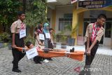 Pelajar mengvakuasi rekannya dengan menggunakan tandu menuju gedung penyelamatan Escape Building  saat mengikuti latihan kesiapsiagaan bencana gempa dan  tsunami  di Banda Aceh, Aceh, Sabtu (21/12/2024). Pemerintah Aceh bekerjasama dengan Japan International Cooperation Agency (Jica) menggelar Tsunami Drill dalam rangkaian memperingati 20 tahun bencana Tsunami 26 Desember 2024 di daerah itu melibatkan sejumlah sekolah untuk memberikan edukasi, kesiapsiagaan dan pengurangan resiko bencana kepada pelajar.  ANTARA FOTO/Ampelsa.