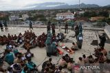 Sejumlah pelajar dievakuasi di gedung penyelamatan, Escape Building  saat mengikuti latihan kesiapsiagaan bencana gempa dan  tsunami  di Banda Aceh, Aceh, Sabtu (21/12/2024). Pemerintah Aceh bekerjasama dengan Japan International Cooperation Agency (Jica) menggelar Tsunami Drill dalam rangkaian memperingati 20 tahun bencana Tsunami 26 Desember 2024 di daerah itu melibatkan sejumlah sekolah untuk memberikan edukasi, kesiapsiagaan dan pengurangan resiko bencana kepada pelajar.  ANTARA FOTO/Ampelsa.