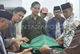 Pj Gubernur Kalimantan Timur Akmal Malik (kanan) berada di samping keranda dari jenazah Gubernur Kaltim dua periode, 2008-2013 dan 2013-2018 Awang Faroek Ishak di RSUD Kanujoso Djatiwibowo, Balikpapan, Kalimantan Timur, Minggu (22/12/2024). Awang Faroek Ishak meninggal dunia pada usia 76 tahun dan akan dimakamkan pada Senin (23/12) di Tenggarong, Kutai Kartanegara, Kalimantan Timur. Antara Kaltim/Muhammad Solih Januar/MRH