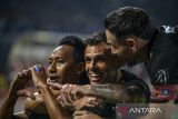 Pesepak bola Persib Bandung Beckham Putra (kiri) bersama Tyrone Del Pino (tengah) dan Marc Klok (kanan) melakukan seleberasi usai mencetak gol ke gawang Persita saat pertandingan BRI Liga 1 di Stadion Gelora Bandung Lautan Api, Gedebage, Bandung, Jawa Barat, Minggu (22/12/2024). Persib Bandung menang atas Persita dengan skor 3-1. ANTARA FOTO/Raisan Al Farisi/agr
