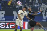 Pesepak bola Persib Bandung David Da Silva (kedua kanan) berebut bola dengan pesepak bola Persita Charisma Fathoni (kedua kiri) saat pertandingan BRI Liga 1 di Stadion Gelora Bandung Lautan Api, Gedebage, Bandung, Jawa Barat, Minggu (22/12/2024). Persib Bandung menang atas Persita dengan skor 3-1. ANTARA FOTO/Raisan Al Farisi/agr
