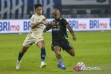 Pesepak bola Persib Bandung David Da Silva (kanan) berebut bola dengan pesepak bola Persita Andrean Benyamin (kiri) saat pertandingan BRI Liga 1 di Stadion Gelora Bandung Lautan Api, Gedebage, Bandung, Jawa Barat, Minggu (22/12/2024). Persib Bandung menang atas Persita dengan skor 3-1. ANTARA FOTO/Raisan Al Farisi/agr
