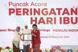 Menteri Pemberdayaan Perempuan dan Perlindungan Anak (PPPA) Arifah Fauzi (kiri) memberikan penghargaan kepada Menteri Negara Pemberdayaan Perempuan dan Perlindungan Anak (2009â2014) Linda Amalia Sari (kanan) dan Menteri Negara Pemberdayaan Perempuan (1999â2001) Khofifah Indar Parawansa (tengah) saat Puncak Acara Peringatan Hari Ibu 2024 di Pusat Pemerintahan Kota Tangerang, Banten, Minggu (22/12/2024). Peringatan Hari Ibu 2024 mengusung tema Perempuan Menyapa, Perempuan Berdaya Menuju Indonesia Emas 2045. ANTARA FOTO/Sulthony Hasanuddin/gp