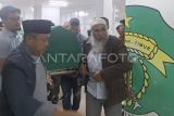 Sejumlah kerabat mengangkat keranda berisi jenazah Gubernur Kaltim dua periode, 2008-2013 dan 2013-2018 Awang Faroek Ishak menuju ambulans di RSUD Kanujoso Djatiwibowo, Balikpapan, Kalimantan Timur, Minggu (22/12/2024). Awang Faroek Ishak meninggal dunia pada usia 76 tahun dan akan dimakamkan pada Senin (23/12) di Tenggarong, Kutai Kartanegara, Kalimantan Timur. Antara Kaltim/Muhammad Solih Januar/MRH