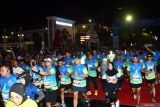 Sejumlah pelari memacu kecepatannya saat mengikuti lomba lari Madiun 10K Pendekarun 2024 di Kota Madiun, Jawa Timur, Sabtu (21/12/2024). Lomba lari sejauh 10 KM dan 5 KM yang diikuti 2.500 peserta terdiri pelajar dan masyarakat umum dari berbagai daerah tersebut untuk mencari bibit atlet sekaligus meningkatkan kunjungan wisata di Kota Madiun. Antara Jatim/Siswowidodo/mas.