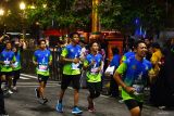 Sejumlah pelari memacu kecepatannya saat mengikuti lomba lari Madiun 10K Pendekarun 2024 di Kota Madiun, Jawa Timur, Sabtu (21/12/2024). Lomba lari sejauh 10 KM dan 5 KM yang diikuti 2.500 peserta terdiri pelajar dan masyarakat umum dari berbagai daerah tersebut untuk mencari bibit atlet sekaligus meningkatkan kunjungan wisata di Kota Madiun. Antara Jatim/Siswowidodo/mas.