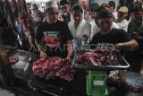 Wakil Menteri Perdagangan Dyah Roro Esti Widya Putri (tengah) berbincang dengan pedagang daging saat inspeksi mendadak (sidak) di Pasar Modern Angso Duo, Jambi, Minggu (22/12/2024). Sidak tersebut untuk mengetahui harga jual serta memastikan pasokan bahan kebutuhan pokok berjalan lancar menjelang Natal 2024 dan Tahun Baru 2025. ANTARA FOTO/Wahdi Septiawan/Spt.
