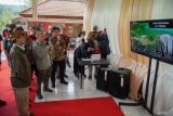 Menteri Kehutanan Raja Juli Antoni (kiri) meninjau persiapan pembukaan pendakian Gunung Semeru saat kunjungannya di Kawasan Taman Nasional Bromo Tengger Semeru (TNBTS), Lumajang, Jawa Timur, Minggu (22/12/2024). Kunjungan tersebut untuk meninjau kesiapan sarana dan prasarana rencana pembukaan pendakian Gunung Semeru sekaligus memastikan kesiapan kawasan wisata TNBTS pada libur Natal 2024 dan tahun baru 2025. Antara Jatim/Irfan Sumanjaya/um