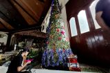 Pohon dari anyaman daun kelapa meriahkan Natal di Lampung