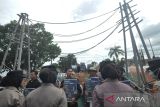 Warga yang tergabung dalam aliansi peduli korban Pembangkit Listrik Tenaga Uap (PLTU) Teluk Sepang berunjuk rasa didepan Kantor Gubernur Bengkulu, Senin (23/12/2024).

Dalam unjuk rasa tersebut mereka menuntut pemerintah agar menutup PLTU Teluk Sepang, memindahkan Saluran Udara Tegangan Tinggi (SUTT) dari pemukiman penduduk karena telah memakan korban sekaligus menuntut ganti rugi terhadap 165 unit peralatan elektronik milik warga yang rusak terdampak SUTT senilai Rp155 juta. ANTARA FOTO/Muhammad Izfaldi