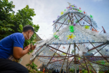 Pembuatan pohon Natal dari botol plastik bekas di Padang