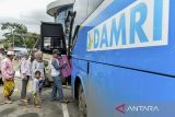 Sejumlah penumpang berada di dalam bus di Terminal Pakupatan, Kota Serang Banten, Senin (23/12/2024). Pengelola terminal mencatat sebanyak 16.849 penumpang berangkat dari terminal tersebut pada 20 - 22 Desember 2024  dan diperkirakan akan terus meningkat hingga H-1 Hari Raya Natal. ANTARA FOTO/Putra M. Akbar/gp