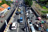 Foto udara kendaraan melintas di salah satu titik rawan macet kawasan jembatan Layang Waru perbatasan Surabaya-Sidoarjo, Jawa Timur, Senin (23/12/2024). Menjelang masa libur natal 2024 dan tahun baru 2025 pemerintah melakukan pembatasan perjalanan kendaraan sumbu tiga ke atas mulai 24 Desember 2024 - 1 Januari 2025 sebagai upaya mengurangi kemacetan serta mengantisipasi kecelakaan lalu lintas. Antara Jatim/Umarul Faruq