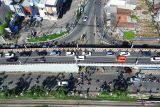 Foto udara kendaraan melintas di salah satu titik rawan macet kawasan jembatan Layang Waru perbatasan Surabaya-Sidoarjo, Jawa Timur, Senin (23/12/2024). Menjelang masa libur natal 2024 dan tahun baru 2025 pemerintah melakukan pembatasan perjalanan kendaraan sumbu tiga ke atas mulai 24 Desember 2024 - 1 Januari 2025 sebagai upaya mengurangi kemacetan serta mengantisipasi kecelakaan lalu lintas. Antara Jatim/Umarul Faruq