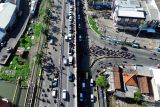 Foto udara kendaraan melintas di salah satu titik rawan macet kawasan jembatan Layang Waru perbatasan Surabaya-Sidoarjo, Jawa Timur, Senin (23/12/2024). Menjelang masa libur natal 2024 dan tahun baru 2025 pemerintah melakukan pembatasan perjalanan kendaraan sumbu tiga ke atas mulai 24 Desember 2024 - 1 Januari 2025 sebagai upaya mengurangi kemacetan serta mengantisipasi kecelakaan lalu lintas. Antara Jatim/Umarul Faruq