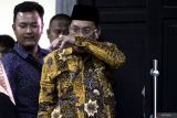 Mantan Bupati Sidoarjo Ahmad Muhdlor Ali (kanan) memasuki ruang sidang saat menjalani sidang putusan di Pengadilan Tindak Pidana Korupsi (Tipikor) Surabaya di Juanda, Sidoarjo, Jawa Timur, Senin (23/12/2024). Majelis Hakim memvonis Ahmad Muhdlor Ali dengan pidana penjara selama empat tahun enam bulan dan denda Rp 300 juta dengan subsider kurungan selama tiga bulan dalam kasus dugaan korupsi pemotongan insentif pegawai di lingkungan BPPD Kabupaten Sidoarjo sebesar 10-30 persen dengan total senilai sekitar Rp2,7 miliar. Antara Jatim/Umarul Faruq