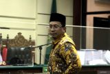 Mantan Bupati Sidoarjo Ahmad Muhdlor Ali menjalani sidang putusan di Pengadilan Tindak Pidana Korupsi (Tipikor) Surabaya di Juanda, Sidoarjo, Jawa Timur, Senin (23/12/2024). Majelis Hakim memvonis Ahmad Muhdlor Ali dengan pidana penjara selama empat tahun enam bulan dan denda Rp 300 juta dengan subsider kurungan selama tiga bulan dalam kasus dugaan korupsi pemotongan insentif pegawai di lingkungan BPPD Kabupaten Sidoarjo sebesar 10-30 persen dengan total senilai sekitar Rp2,7 miliar. Antara Jatim/Umarul Faruq