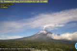 Gunung Semeru beberapa kali erupsi