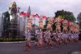 Seniman menampilkan inaugurasi kolosal bertajuk Surya Candra saat pembukaan Denpasar Festival ke-17 Tahun 2024 di Denpasar, Bali, Minggu (22/12/2024). Kegiatan yang digelar Pemerintah Kota Denpasar pada 22-25 Desember 2024 tersebut mengusung tema Ngarumrum Kerta Langu: Kilau Denpasar dengan melibatkan 450 seniman, 30 grup musik, dan menghadirkan 190 UMKM unggulan. ANTARA FOTO/Nyoman Hendra Wibowo/wsj.