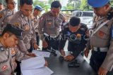 Propam memeriksa kondisi senjata api personel polisi di Polres Bogor, Kabupaten Bogor, Jawa Barat, Senin (23/12/2024). Pemeriksaan dan pengecekan rutin senjata api milik anggota polisi tersebut dilakukan untuk mendukung kegiatan pelaksanaan tugas pengamaan yang bersifat preventif maupun represif yang meliputi kelayakan, pemeriksaan peluru, kebersihan, surat senjata api, serta sebagai langkah antisipasi penyalagunaan fasilitas. ANTARA FOTO/Yulius Satria Wijaya/rwa.