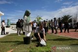 Rektor Universitas Syiah Kuala, Prof Marwan (kedua kanan) bersama Forum Koordinasi Pimpinan Daerah (Forkopimda) menanam pohon secara simbolis di Masjid Raya Baiturrahman, Banda Aceh, Aceh, Minggu (22/12/2024). Pemerintah Aceh bersama pemerintah kabupaten/kota, BUMN dan Forkopimda  di daerah itu meluncurkan program 