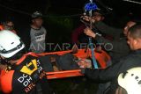 Sejumlah relawan Dompet Dhuafa menyelamatkan korban bencana gempa bumi dengan teknik vertical rescue saat simulasi di Gunung Bunder, Kecamatan Pamijahan, Kabupaten Bogor, Jawa Barat, Minggu (22/12/2024) dini hari. Simulasi penanganan bencana gempa bumi yang diselenggarakan Disaster Management Center (DMC) Dompet Dhuafa dalam Simpul KolaborAksi Jaringan yang diikuti 260 relawan dari berbagai daerah di Indonesia tersebut bertujuan untuk melatih dan meningkatkan kesiapsiagaan relawan dalam menangani bencana. ANTARA FOTO/Arif Firmansyah/Spt.