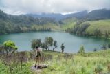 Petugas mengabadikan gambar danau Ranu Kumbolo di Kawasan Taman Nasional Bromo Tengger Semeru (TNBTS), Lumajang, Jawa Timur, Senin (23/12/2024). Pendakian Gunung Semeru mulai dibuka kembali dengan ketentuan kuota pendakian 200 orang per hari, batasan usia minimal 10 tahun dan maksimal 70 tahun dan hanya sampai di pendakian hingga Ranu Kumbolo. Antara Jatim/Irfan Sumanjaya/um