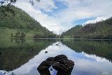 Suasana danau Ranu Kumbolo di Kawasan Taman Nasional Bromo Tengger Semeru (TNBTS), Lumajang, Jawa Timur, Senin (23/12/2024). Menteri Kehutanan bersama, Dirjen KSDAE dan Kepala Balai Besar TNBTS secara resmi membuka kembali pendakian Gunung Semeru dengan ketentuan kuota pendakian 200 orang per hari, batasan usia minimal 10 tahun dan maksimal 70 tahun, juga batas pendakian dibatasi hingga Ranu Kumbolo. Antara Jatim/Irfan Sumanjaya/um