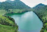 Foto udara Ranu Kumbolo di Kawasan Taman Nasional Bromo Tengger Semeru (TNBTS), Lumajang, Jawa Timur, Senin (23/12/2024). Menteri Kehutanan bersama, Dirjen KSDAE dan Kepala Balai Besar TNBTS secara resmi membuka kembali pendakian Gunung Semeru dengan ketentuan kuota pendakian 200 orang per hari, batasan usia minimal 10 tahun dan maksimal 70 tahun, juga batas pendakian dibatasi hingga Ranu Kumbolo. Antara Jatim/Irfan Sumanjaya/um