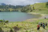 Sejumlah petugas mengabadikan gambar Ranu Kumbolo saat meninjau jalur pendakian Gunung Semeru di Ranu Kumbolo, Lumajang, Jawa Timur, Senin (23/12/2024). Kegiatan tersebut dalam rangka meninjau kesiapan jalur pendakian sekaligus memastikan sarana dan prasarana pendakian Gunung Semeru sebelum dibuka kembali. Antara Jatim/Irfan Sumanjaya/um