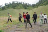 Menteri Kehutanan Raja Juli Antoni (tengah) meninjau jalur pendakian Gunung Semeru di Lumajang, Jawa Timur, Senin (23/12/2024). Kegiatan tersebut dalam rangka meninjau kesiapan jalur pendakian sekaligus memastikan sarana dan prasarana pendakian Gunung Semeru sebelum dibuka kembali. Antara Jatim/Irfan Sumanjaya/um