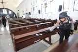 Polisi melakukan sterilisasi di Gereja Katolik Santo Mikael, Surabaya, Jawa Timur, Selasa (24/12/2024). Polres Pelabuhan Tanjung Perak Surabaya melakukan sterilisasi di gereja-gereja di wilayah hukumnya untuk memberikan keamanan dan kenyamanan bagi umat Kristiani dalam menjalankan ibadah Natal. Antara Jatim/Didik Suhartono/um