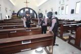 Polisi melakukan sterilisasi di Gereja Katolik Santo Mikael, Surabaya, Jawa Timur, Selasa (24/12/2024). Polres Pelabuhan Tanjung Perak Surabaya melakukan sterilisasi di gereja-gereja di wilayah hukumnya untuk memberikan keamanan dan kenyamanan bagi umat Kristiani dalam menjalankan ibadah Natal. Antara Jatim/Didik Suhartono/um