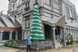 Gereja Katedral Palembang sulap  botol bekas jadi pohon Natal 5 meter