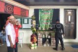 Anggota tim Gegana Brimob Polda Kalimantan Timur melakukan sterilisasi di Gereja Katolik Paroki Santo Lukas, Samarinda, Kalimantan Timur, Selasa (24/12/2024). Tim Gegana Brimob Polda Kaltim mensterilisasi sejumlah gereja yang akan digunakan untuk perayaan Natal 2024 guna menjamin keamanan dan kenyamanan umat kristiani dalam beribadah. Antara Kaltim/M Risyal Hidayat