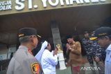 Plt Gubernur Bengkulu Rosjonsyah (tengah) bersama Kapolda Irjen Pol. Anwar (kiri), Kepala Kejaksaan Tinggi Syaifudin Tagamal (depan kanan) berbincang dengan biarawati saat meninjau persiapan perayaan Natal di Gereja Santo Yohanes Kota Bengkulu, Bengkulu, Selasa (24/12/2024). Peninjauan tersebut bertujuan untuk memastikan agar perayaan Natal berlangsung dengan khidmat dan damai. ANTARA FOTO/Muhammad Izfaldi