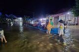 Tim gabungan Pasaman Barat evakuasi korban banjir gunakan perahu