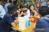 Menteri Komunikasi Digital dan Informasi (Komdigi) Meutya Hafid (kedua kanan) berbincang dengan pedagang kaki lima di Pasar Lama, Kota Tangerang, Banten, Selasa (24/12/2024). Dalam kunjungannya, Meutya Hafid meninjau sejauh mana penerapan digitalisasi yang telah dilakukan para pedagang kaki lima sebagai persiapan merealisasikan target digitalisasi UMKM sebesar 50-60 persen pada 2025. ANTARA FOTO/Sulthony Hasanuddin/gp