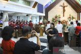 Seorang juru bahasa isyarat memandu umat berkebutuhan khusus mengikuti ibadah Misa Malam Natal di Gereja Katolik Hati Santa Perawan Maria Tak Bernoda, Kota Tangerang, Banten, Selasa (24/12/2024). Misa Malam Natal 2024 yang digelar dalam dua sesi tersebut diikuti sekitar tujuh ribu umat Katolik Paroki Tangerang. ANTARA FOTO/Sulthony Hasanuddin/gp