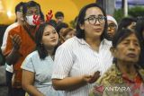 Sejumlah umat Katolik mengikuti ibadah Misa Malam Natal di Gereja Katolik Hati Santa Perawan Maria Tak Bernoda, Kota Tangerang, Banten, Selasa (24/12/2024). Misa Malam Natal 2024 yang digelar dalam dua sesi tersebut diikuti sekitar tujuh ribu umat Katolik Paroki Tangerang. ANTARA FOTO/Sulthony Hasanuddin/gp