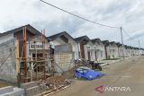 Pekerja merenovasi salah satu unit rumah subsidi di Taktakan, Kota Serang Banten, Selasa (24/12/2024). Pemerintah telah mengalokasikan dana Rp28,2 triliun untuk mendukung pembangunan 220.000 unit rumah subsidi KPR pada tahun 2025 sebagai upaya percepatan realisasi target nasional pembangunan 3 juta rumah bagi Masryarakat Berpenghasilan Rendah (MBR). ANTARA FOTO/Putra M. Akbar/gp